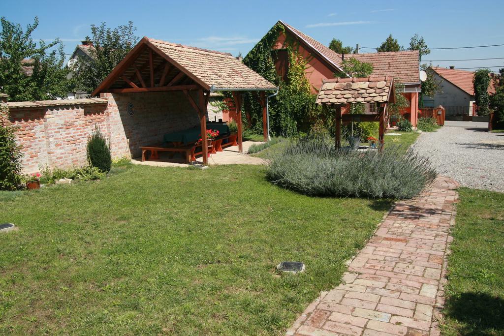 Otto Panzio Villany Exterior photo